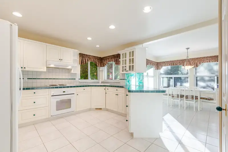 2567 140 STREET - photo 3 of 25