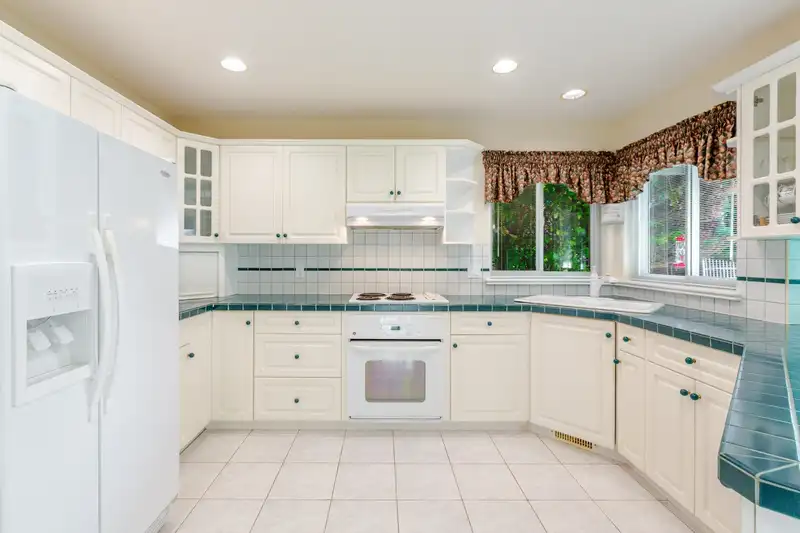 2567 140 STREET - photo 4 of 25