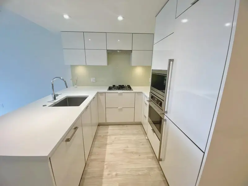 802 238 W BROADWAY - photo 2 of 13