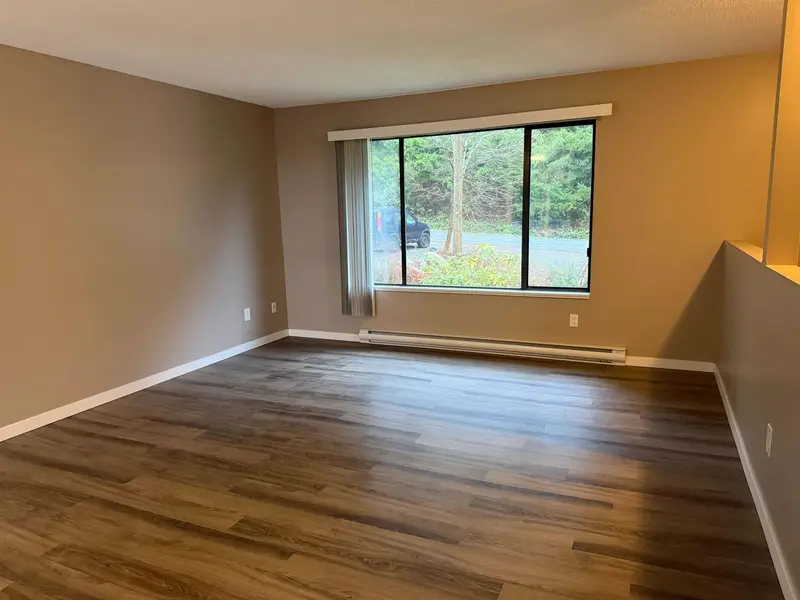 811 REED ROAD - photo 3 of 20