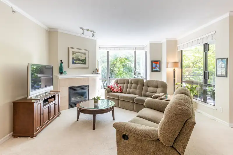 301 1580 MARTIN STREET - photo 2 of 40