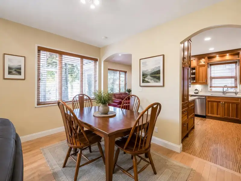 8 15055 20 AVENUE - photo 3 of 18