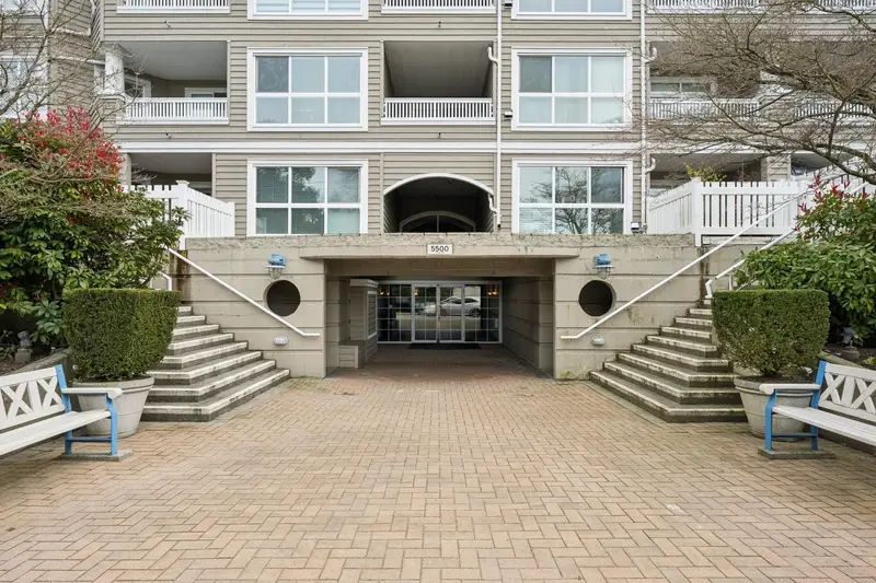 306 5500 LYNAS LANE - photo 4 of 25