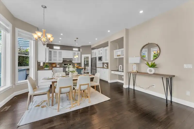 16261 25 AVENUE - photo 4 of 30