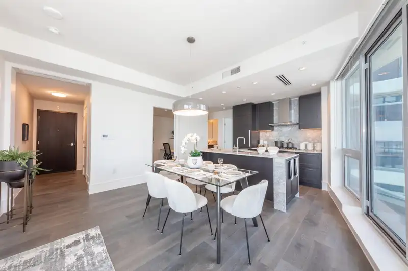 2104 1500 MARTIN STREET - photo 3 of 19