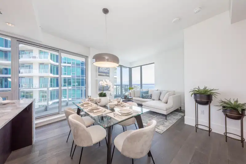 2104 1500 MARTIN STREET - photo 4 of 19