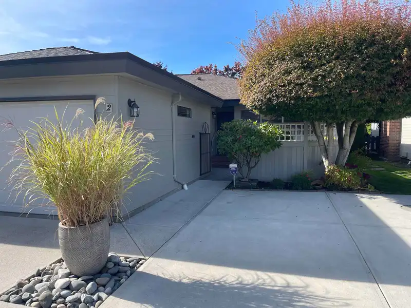 2 14217 18A AVENUE - photo 2 of 15