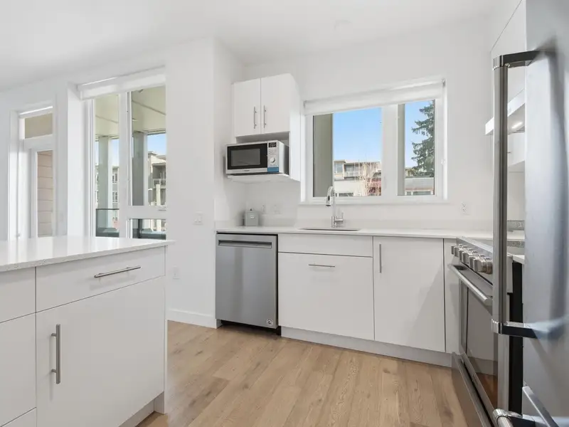 405 2137 CHESTERFIELD AVENUE - photo 4 of 25