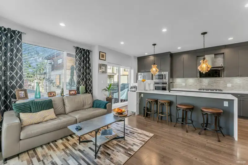 12 15688 28 AVENUE - photo 1 of 32