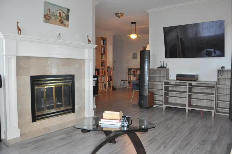 209 6688 BURLINGTON AVENUE - photo 4 of 18