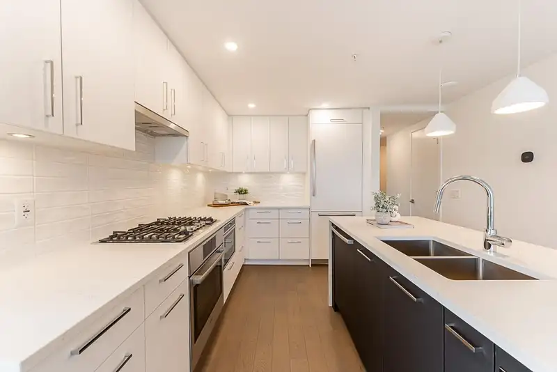 304 1588 JOHNSTON ROAD - photo 4 of 33