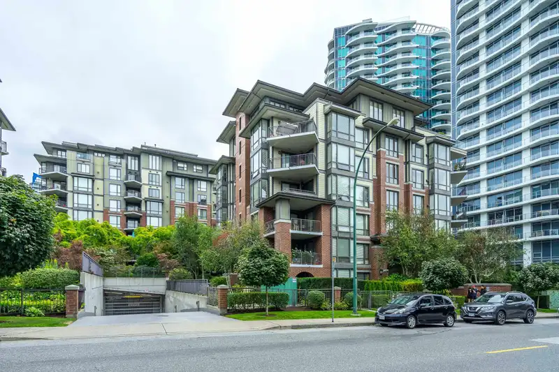 402 1550 MARTIN STREET - photo 1 of 40
