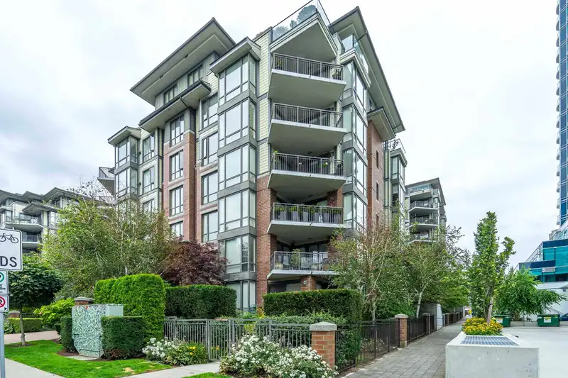 402 1550 MARTIN STREET - photo 3 of 40