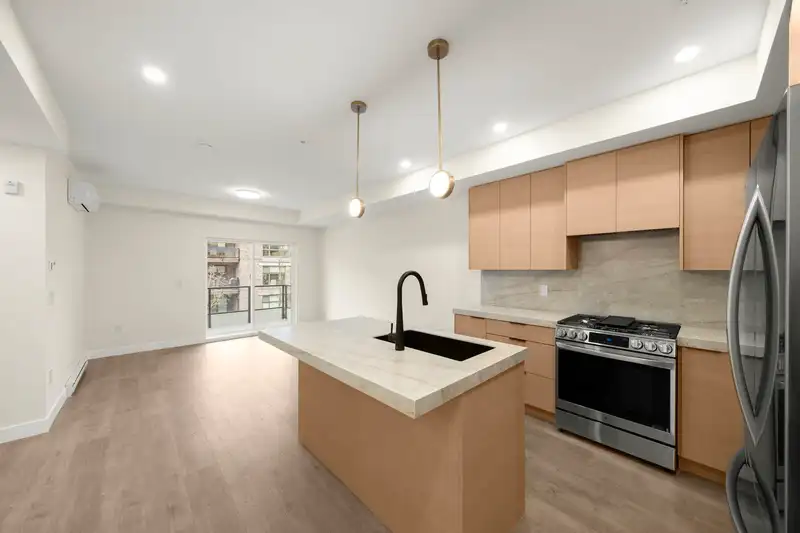 211 15353 17 AVENUE - photo 3 of 25