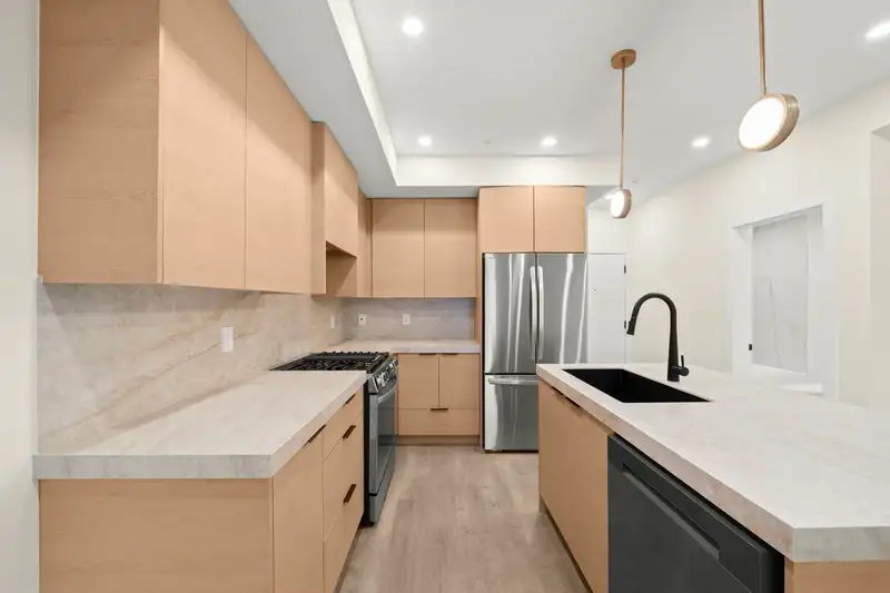 211 15353 17 AVENUE - photo 4 of 25