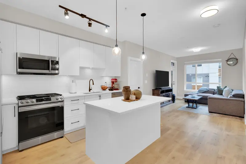 320 7506 199A STREET - photo 2 of 22