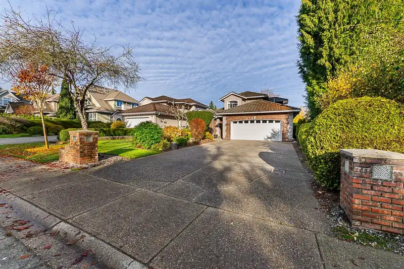 16545 10 AVENUE - photo 2 of 40