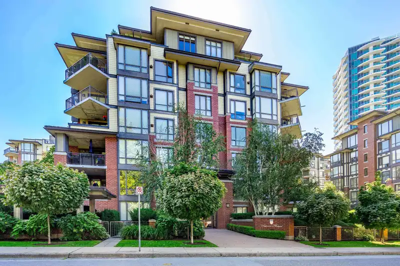 404 1580 MARTIN STREET - photo 2 of 40