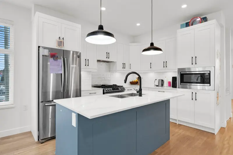 10 21688 52 AVENUE - photo 1 of 25