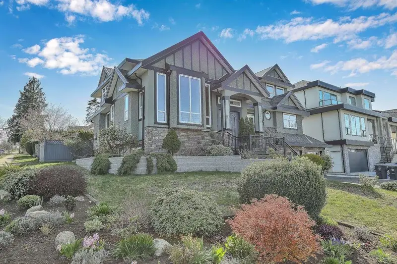 13998 115 AVENUE - photo 1 of 25