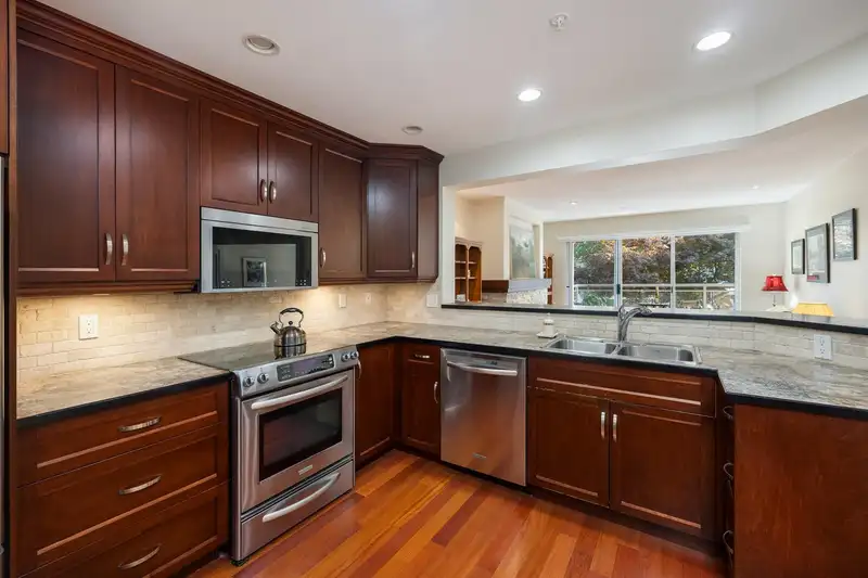 210 15155 22 AVENUE - photo 3 of 25