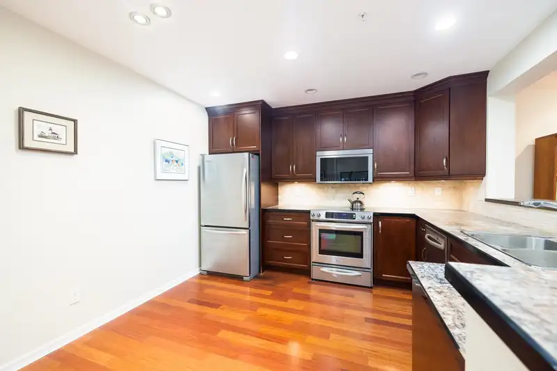 210 15155 22 AVENUE - photo 4 of 25