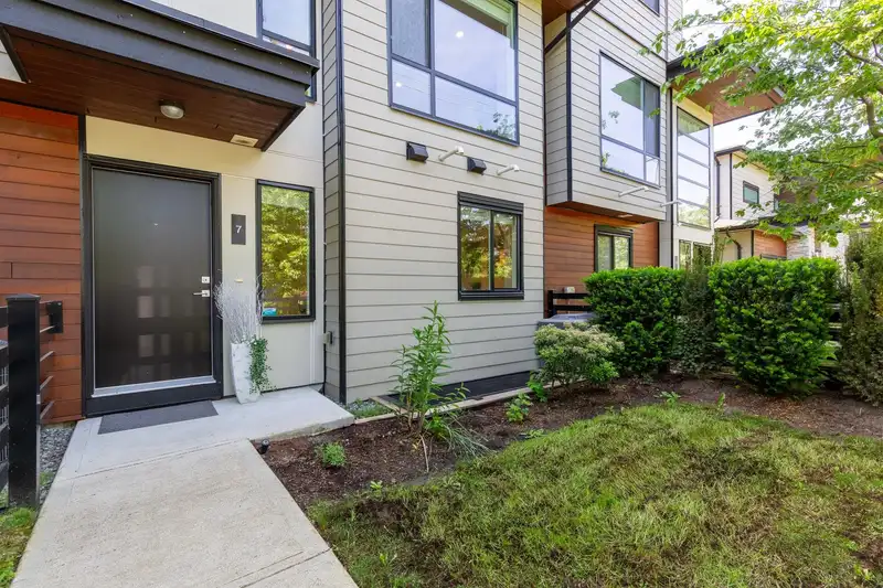 7 15688 28 AVENUE - photo 2 of 40
