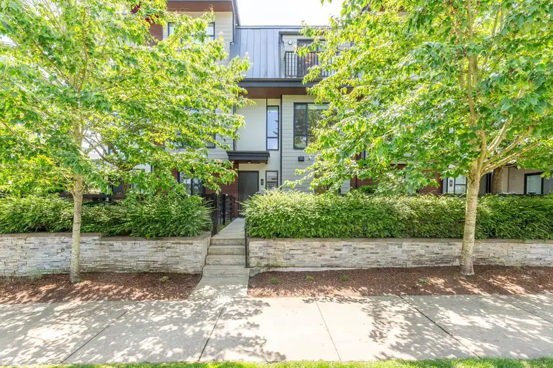 7 15688 28 AVENUE - photo 3 of 40