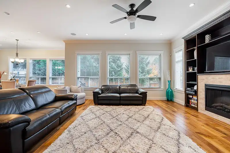 16302 25 AVENUE - photo 4 of 37