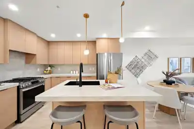 208 15353 17 AVENUE