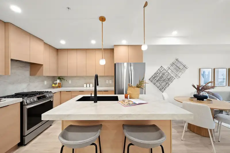 208 15353 17 AVENUE - photo 1 of 25