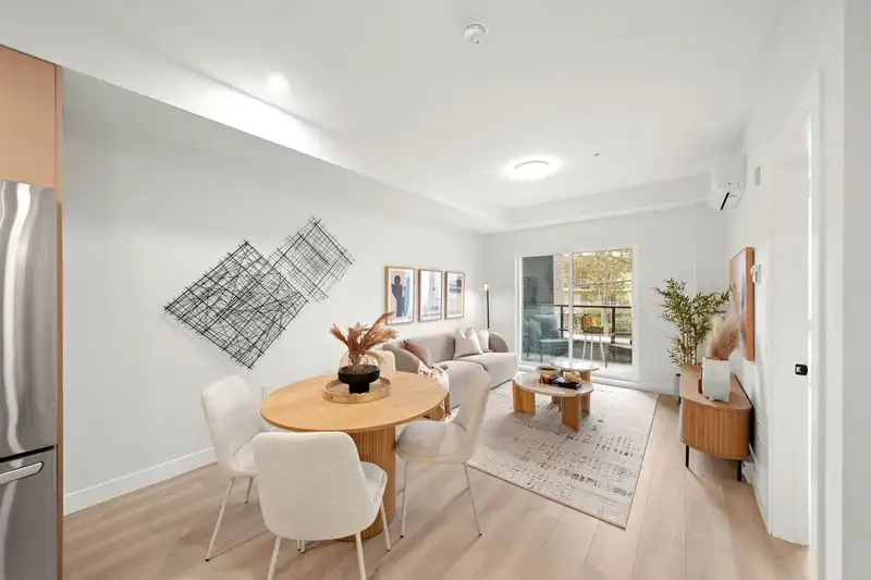 208 15353 17 AVENUE - photo 2 of 25