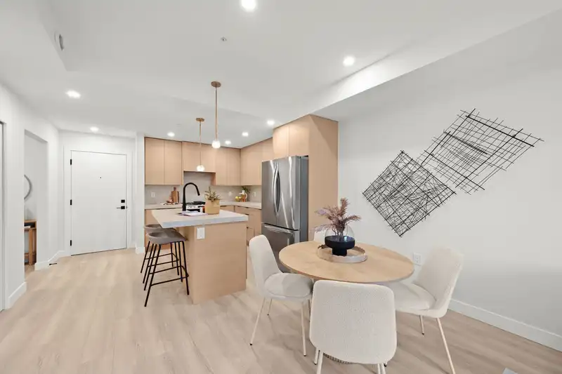 208 15353 17 AVENUE - photo 4 of 25