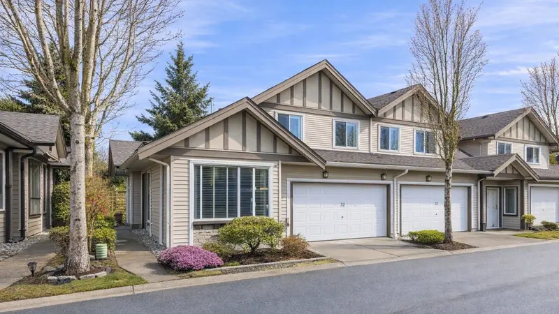 32 15868 85 AVENUE - photo 1 of 22