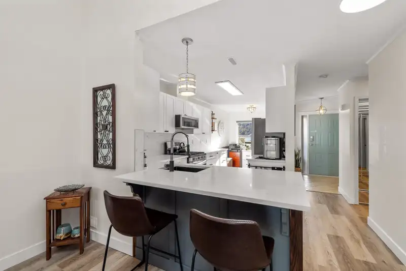 60 17516 4 AVENUE - photo 3 of 38