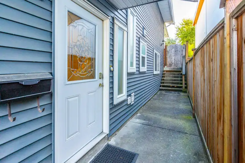 832 STEVENS STREET - photo 2 of 40