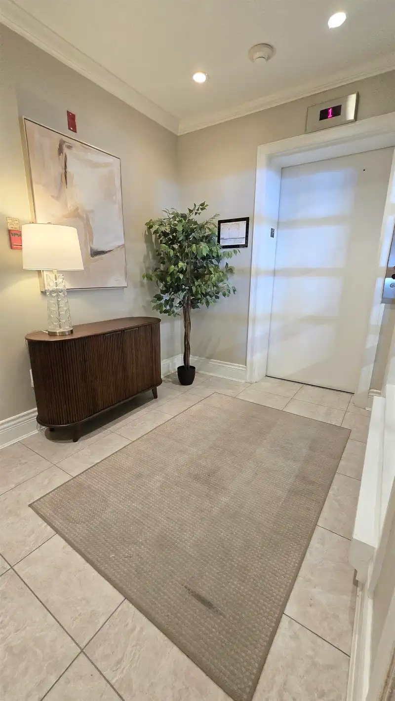 401 15025 VICTORIA AVENUE - photo 3 of 25