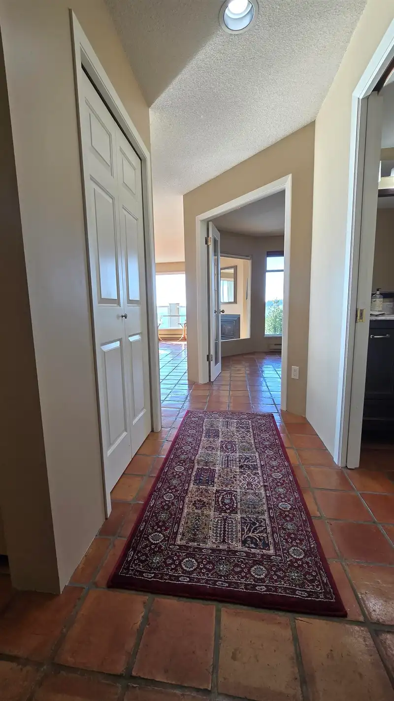 401 15025 VICTORIA AVENUE - photo 4 of 25