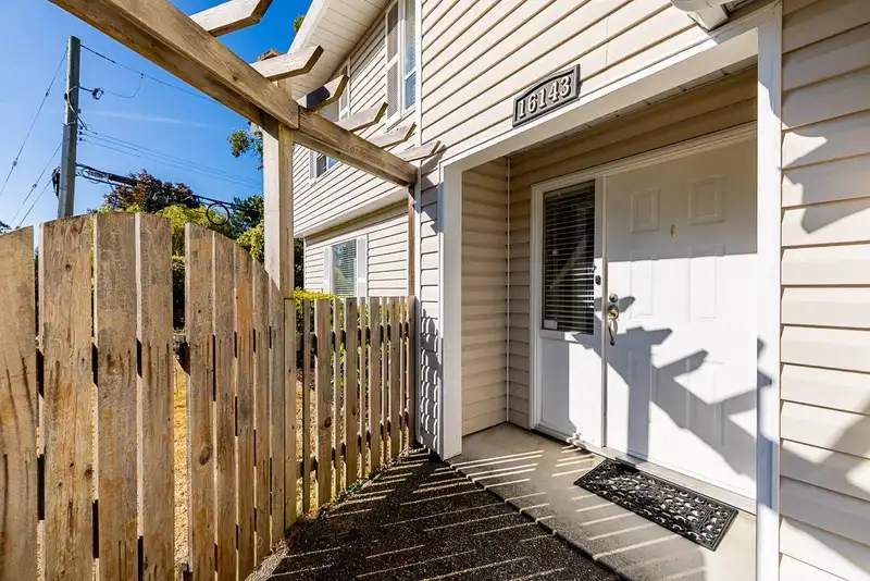 16143 9 AVENUE - photo 3 of 32