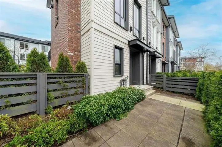 8 15828 27 AVENUE - photo 1 of 15