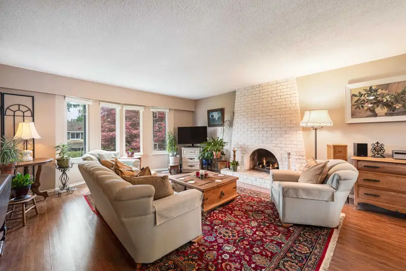 5513 6A AVENUE - photo 4 of 25