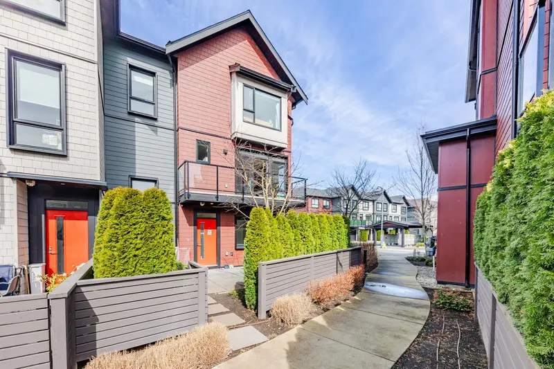 185 4738 HEMLOCK WAY - photo 2 of 25