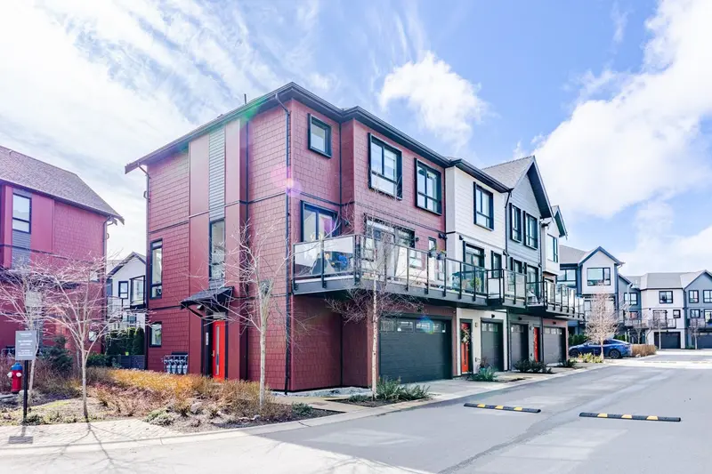 185 4738 HEMLOCK WAY - photo 3 of 25