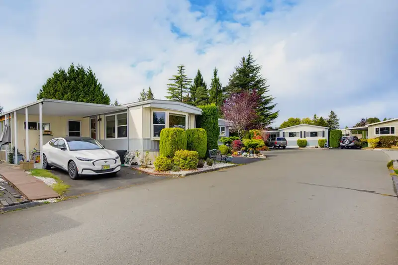 96 15875 20 AVENUE - photo 3 of 39