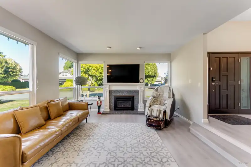 14854 21 AVENUE - photo 4 of 40