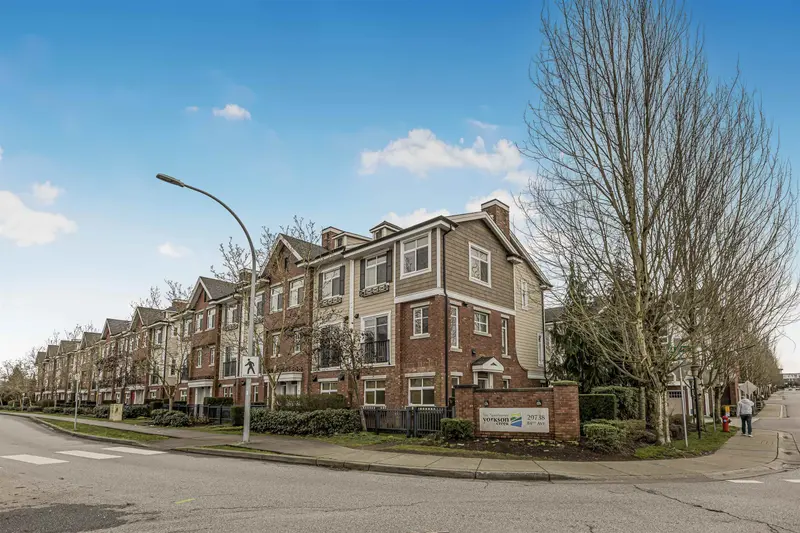 18 20738 84 AVENUE - photo 1 of 16