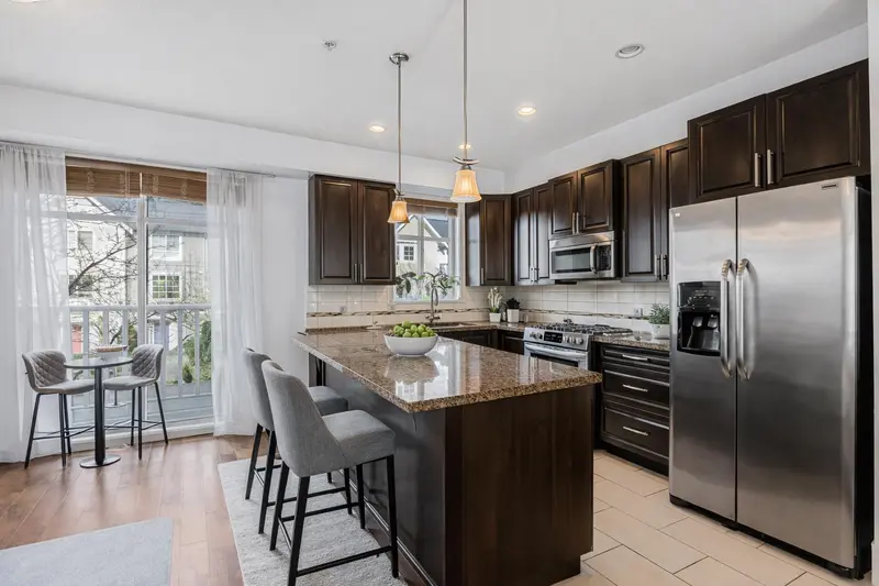 18 20738 84 AVENUE - photo 2 of 16