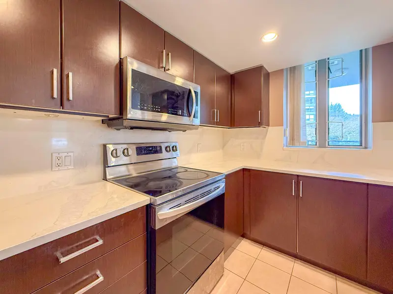 201 295 GUILDFORD WAY - photo 3 of 25