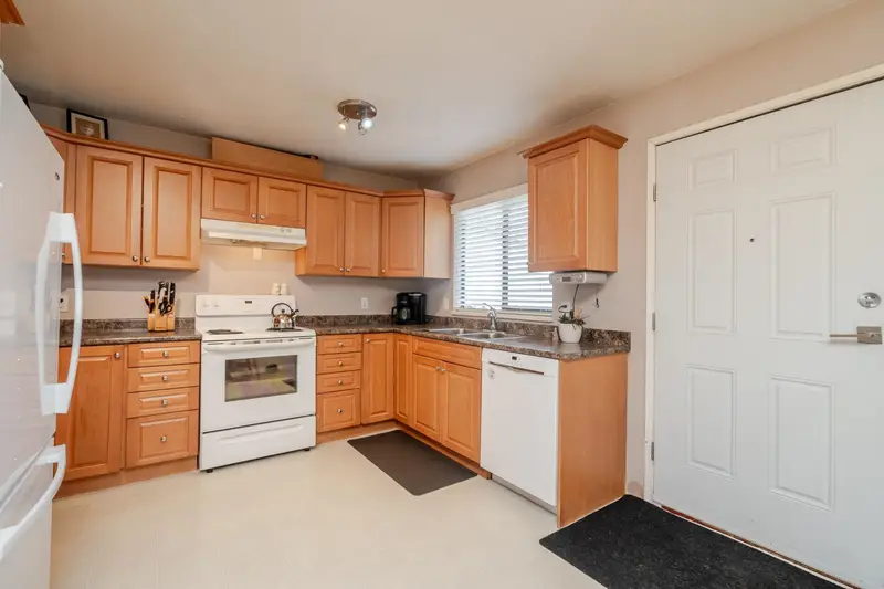 8570 152 STREET - photo 3 of 25