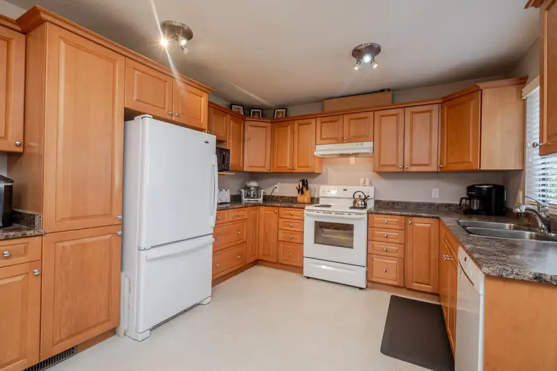 8570 152 STREET - photo 4 of 25